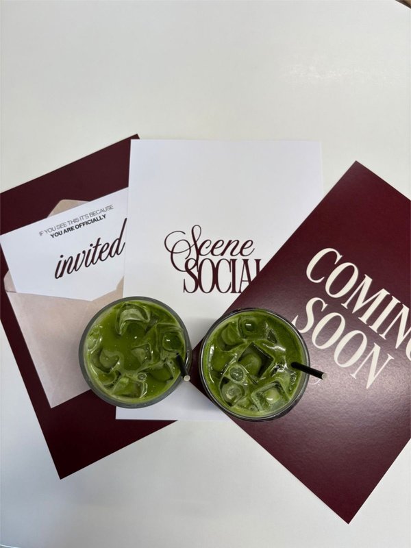 Flat lay de lançamento com peças rosas e a frase coming soon